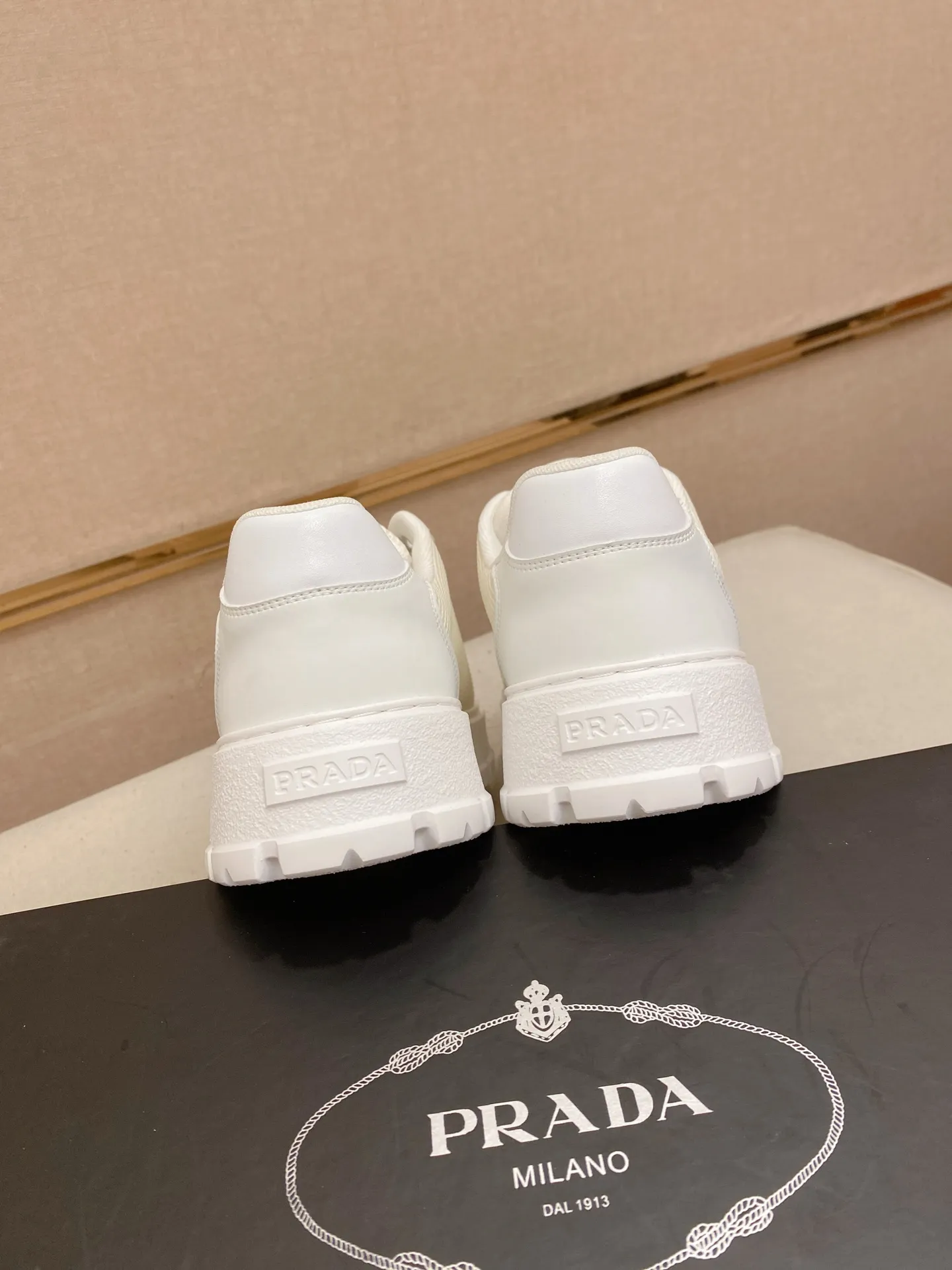 Men's men's shoes💰: 440💰[Prada～Prada] Trendy new styles are on the market. Same style as the official website. Counter quality. Original version. [Strong] [Strong] Imported selected first-layer cowhide. Comfortable and breathable sheepskin lining, fine workmanship, upper layer made of 100% pure cowhide, original last shape, comfortable on the feet, shoe sizes 38 to 44